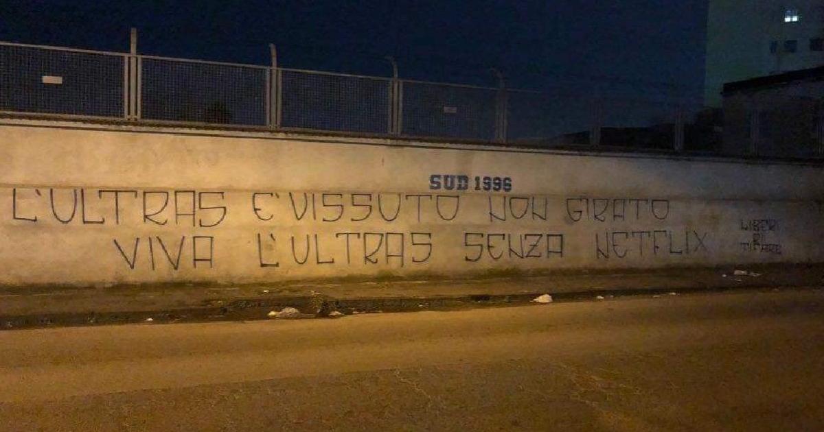 Striscioni dei tifosi napoletani contro 'Ultras', il film ...