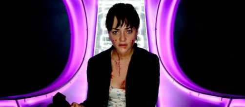 A atriz Jamie Winstone no confessionário do Big Brother inglês em cena da minissérie Dead Set. (Arquivo Blasting News)