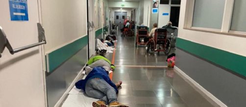 El área de urgencias del Hospital Infanta Leonor de Madrid tiene muchos pacientes tumbados en espera a ser atendidos por síntomas de COVID-2019.