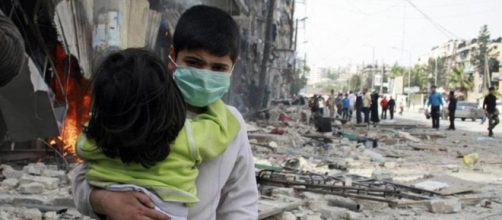 Il Coronavirus arriva in Siria e miete la sua prima vittima, ma la Turchia manda rinforzi al confine e non cessa i bombardamenti.