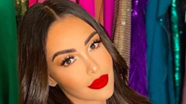 Nabilla a voulu &eacute;teindre son gaz en soufflant dessus. Credit : Instagram/nabilla