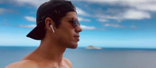 José Loreto sai do isolamento para ficar com DJ na praia. (Reprodução/Instagram/@joseloreto)
