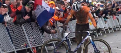Mathieu Van der Poel, l'arrivo trionfale ai Mondiali di ciclocross