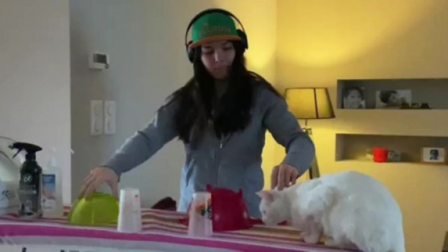 Chat : elle joue la DJ et son félin a la peur de sa vie. Capture