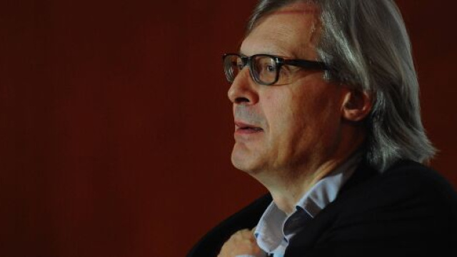 Vittorio Sgarbi critica su 'Twitter' Giuseppe Conte per la diretta 'Facebook' fatta per le nuove misure per l'emergenza coronavirus.