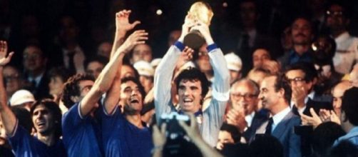 Madrid, 11 luglio 1982: Dino Zoff alza al cielo la Coppa del Mondo.