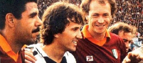 Zico tra Falcao e Cerezo prima di Udinese-Roma nella stagione 1983/84.