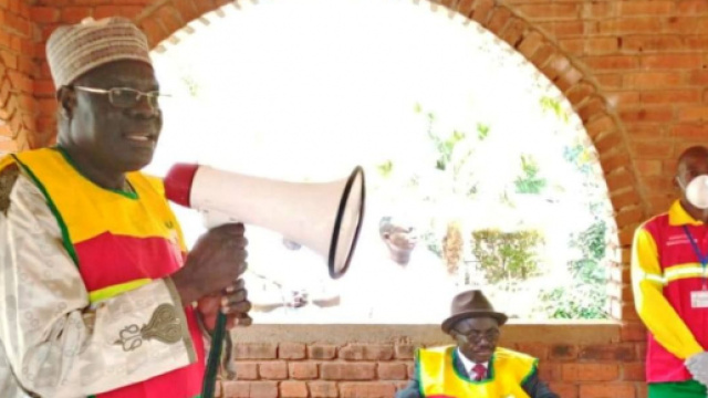 Le Ministre de la Jeunesse et de l'Education Civique, Mounouna Foutsou en pleine campagne de sensibilisation au Covid-19 à Yaoundé (c) Minjec