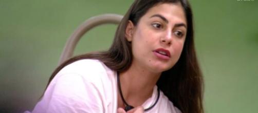 Mari se irrita com pedido de Manu. (Reprodução/TV Globo)