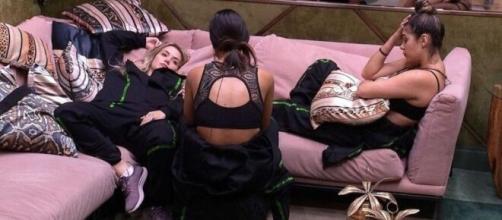 Ivy, Marcela e Gizelly conversam na sala. (Reprodução/TV Globo)