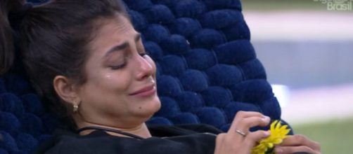 Mari chora sozinha na área externa. (Reprodução/TV Globo)