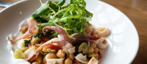 Calamari all'aglio, un semplice tributo alla cucina mediterranea.