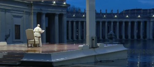 Papa Francesco in preghiera davanti a Piazza San Pietro deserta