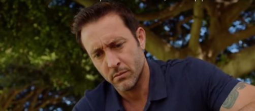 Steve contemplates life as he visits his father's grave and gets a puzzle from his mother on 'Hawaii Five-O.' [Image Source: SpoilerTV/YouTube]