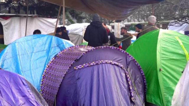 Les migrants dans le bidonville insalubre &agrave; Aubervilliers. Credit : Capture France 24