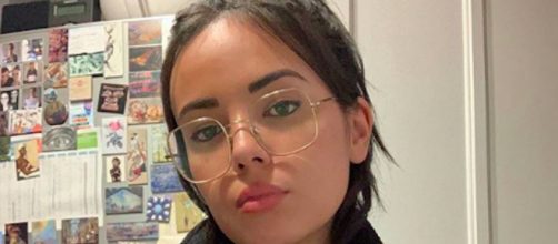 Agathe Auproux pose les épaules découvertes et divise la Toile. Credit : Instagram/agatheauproux
