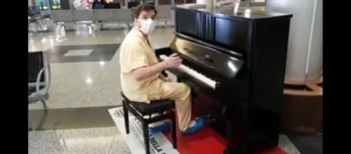 Il medico di Varese, Christian Mongiardi, ha emozionato il web suonando al pianoforte le canzoni dei Queen.