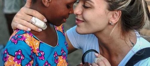 Rafa com uma das crianças na África. (Foto: Reprodução/Instagram)