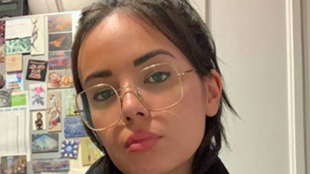 Agathe Auproux pose les épaules découvertes et divise la Toile. Credit : Instagram/agatheauproux