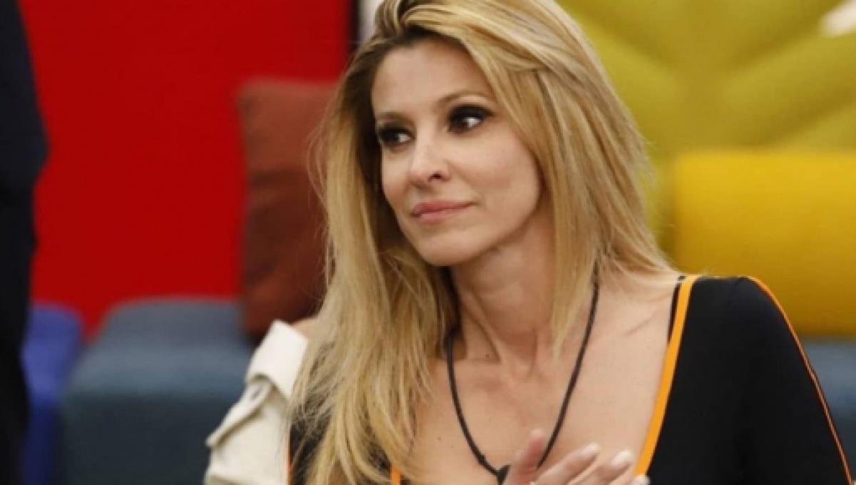 Gf Vip Adriana Protesta Contro Gli Autori E Toglie Il Microfono Scordatevi Di Me