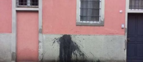 Castiglione d'Adda: la notizia delle macchie di vernice nera sulle case dei contagiati è una bufala.