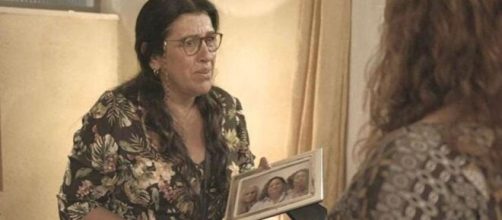 Lurdes acreditará em vidente durante consulta em 'Amor de Mãe'. (Reprodução/TV Globo)