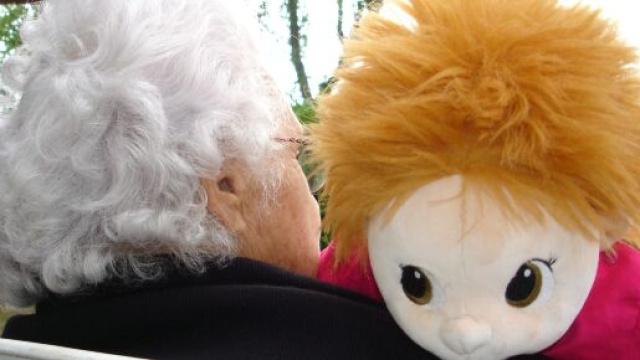 Coronavirus, è morto Ivo Cilesi: aveva 61 anni, era specialista nella terapia della bambola con il quale aiutava le persone affette da Alzheimer.