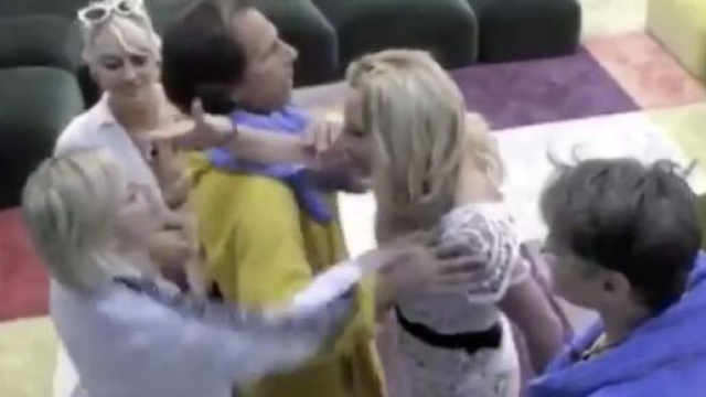 GFVip, Valeria Marini cerca di fare pace con Antonella: 'Il rosario è importante per me'.