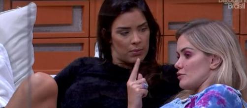 Marcela e Ivy conversam na área externa. (Reprodução/TV Globo)