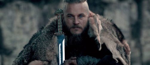 O ator de Ragnar Lothbrok tem 40 anos na atualidade. (Reprodução/History)
