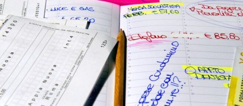 Spese in casa: ad aprile fatture luce e gas più leggere