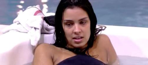 Ivy conversa com sisters na banheira de hidromassagem. (Reprodução/TV Globo)