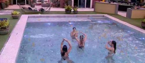 Sisters dançam na piscina. (Reprodução/TV Globo)