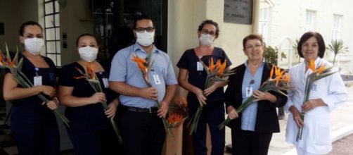 Covid-19: Profissionais da saúde foram surpreendidos por moradores com flores no Hospital. (Hospital São Vicente de Paulo/Divulgação)