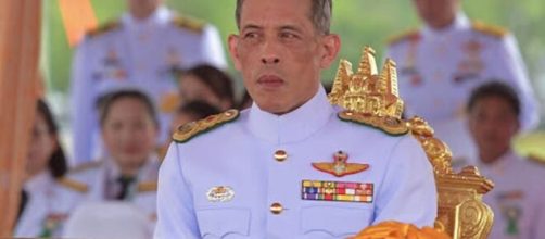 Quarantena di lusso in Baviera con moglie e 20 concubine per Rama X, re della Thailandia.