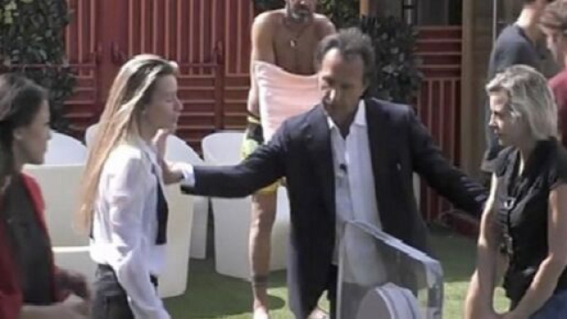 Grande Fratello Vip 4, Licia si rifiuta di abbracciare Antonella Elia: ‘Lo decidiamo noi’.