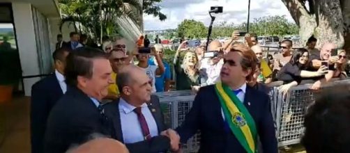 Bolsonaro leva humorista vestido de presidente para oferecer bananas aos jornalistas presentes no local. (Reprodução/ You Tube)