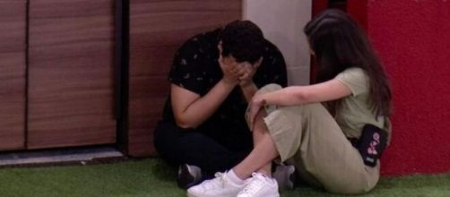 Victor Hugo chora e é consolado por Mari. (Reprodução/TV Globo)