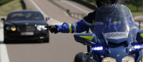 Gendarmerie ils arrêtent un homme en excès de vitesse. Credit Photo : Pixabay