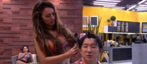 'BBB20': Rafa cortou o cabelo de Pyong no 'BBB20'. (Reprodução/TV Globo)