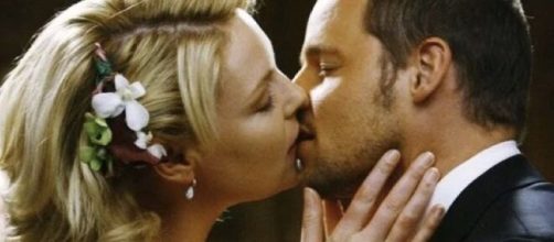 Nel sedicesimo episodio di Grey's Anatomy, Alex Karev svela di aver ricontattato Izzie Stevens per iniziare una nuova storia con lei.