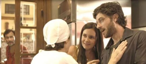 Thelma perde a paciência ao ver Fátima com Danilo em 'Amor de Mãe'. (Reprodução/TV Globo)
