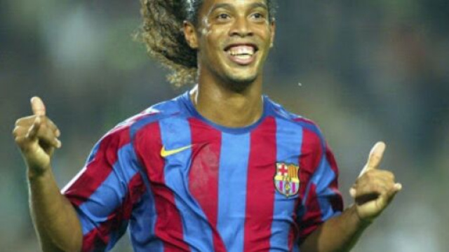 L'ex calciatore Ronaldinho arrestato in Paraguay con un passaporto falso.