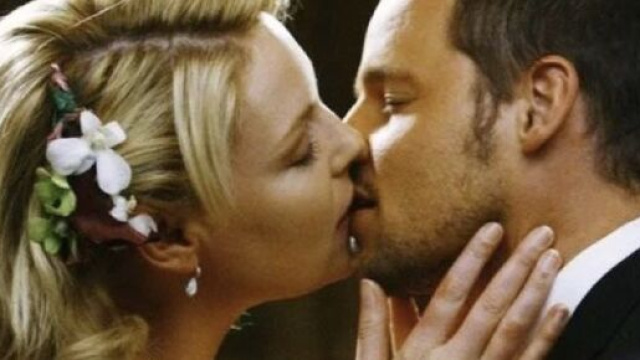 Nel sedicesimo episodio di Grey's Anatomy, Alex Karev svela di aver ricontattato Izzie Stevens per iniziare una nuova storia con lei.