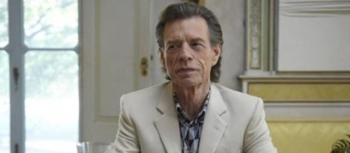 Mick Jagger em cena de 'The Burnt Orange Heresy'. (Arquivo Blasting News)