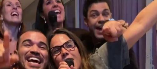 Zezé Di Camargo e família cantam juntos. (Reprodução/Instagram/@zezedicamargo)