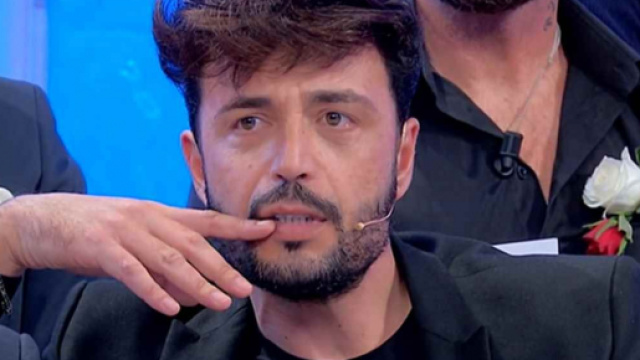 Uomini e Donne, Armando contro alcune dame su Instagram: 'Tutte sante, hanno rotto'.