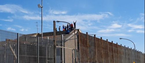 Detenuti in protesta questa mattina sui tetti del carcere di Foggia