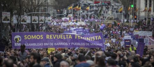 Miles de personas se manifiestan en todo el país a favor del feminismo