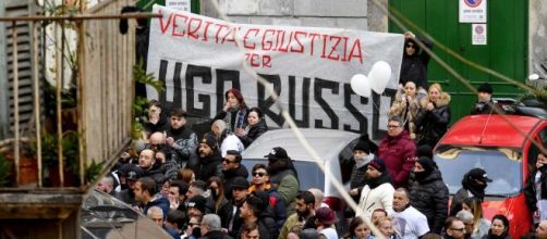 Napoli, per effetto del Coronavirus, niente esequie ma solo un corteo funebre per Ugo Russo.